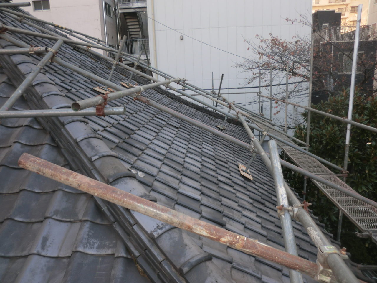 耐震工事の一環で重い瓦屋根を軽い板金屋根へと葺き替えました。