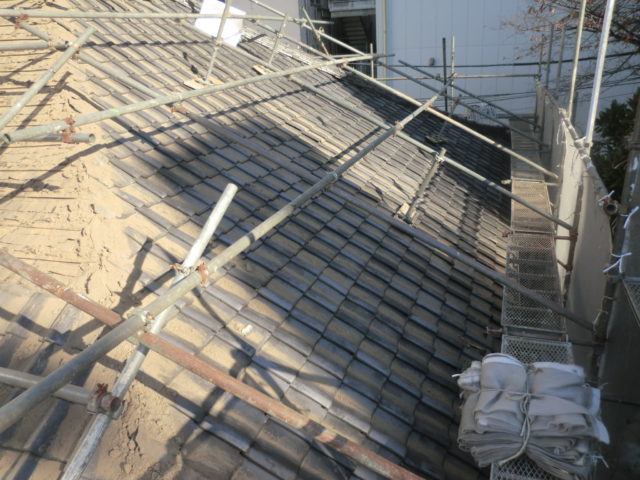 耐震工事の一環で重い瓦屋根を軽い板金屋根へと葺き替えました。