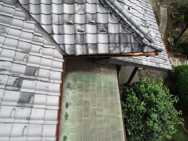 屋根の点検はドローン調査が安全です。
